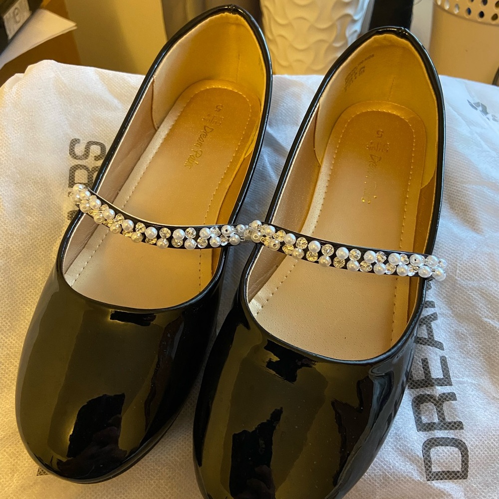 Dream Pairs Black Patent Shoes with Pearl Accent
